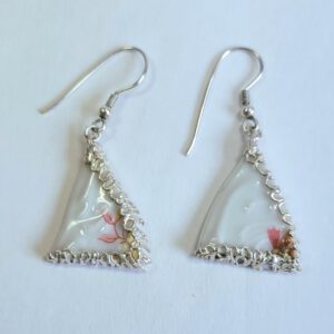 weiße Porzellanohrhänger mit Silber-Fassung