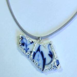 blau-weiße Porzellanscherbe mit Silber