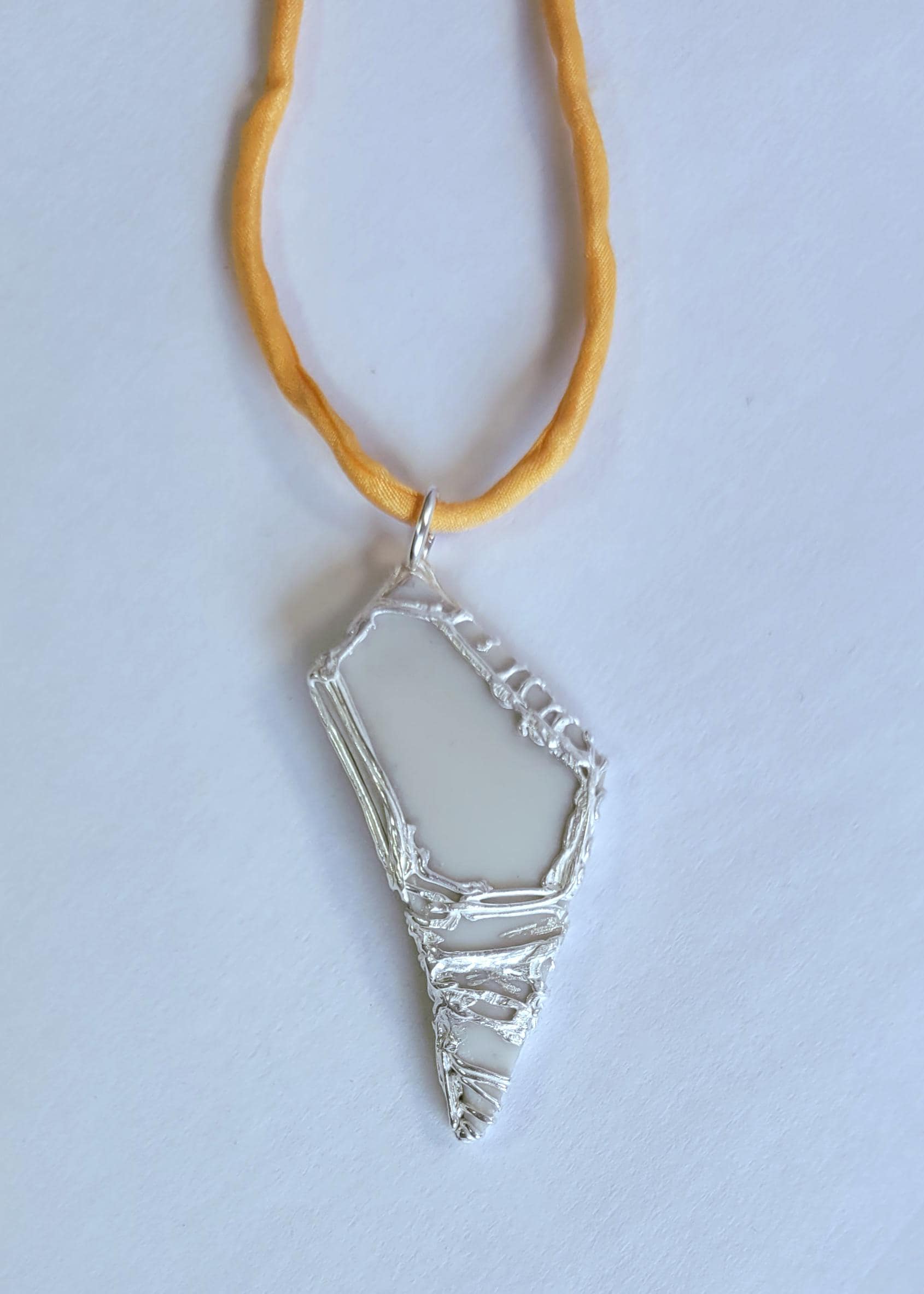 spitze Porzellanscherbe in Silber gefasst - Image 5