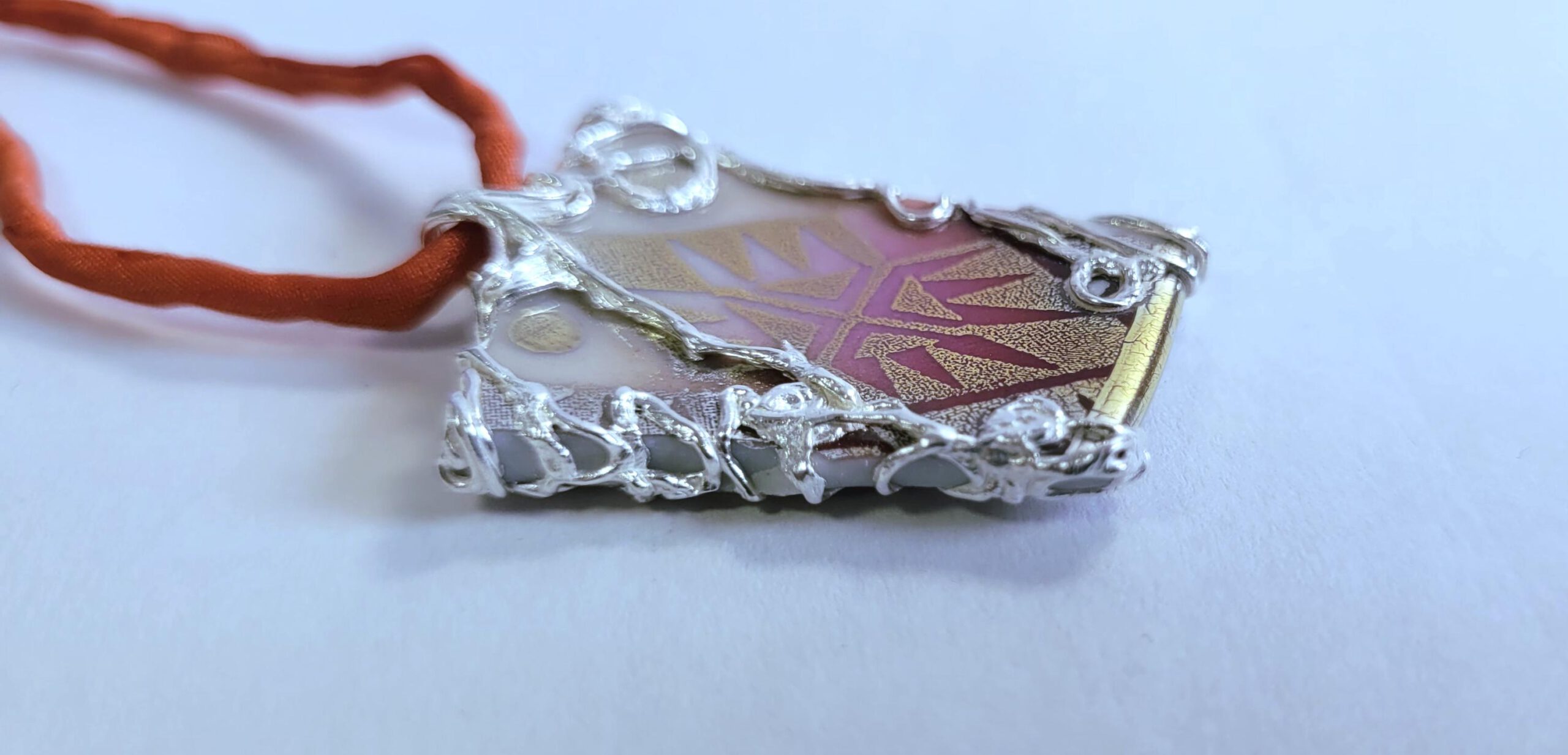 viereckige Porzellanscherbe in Silber gefasst - Image 2