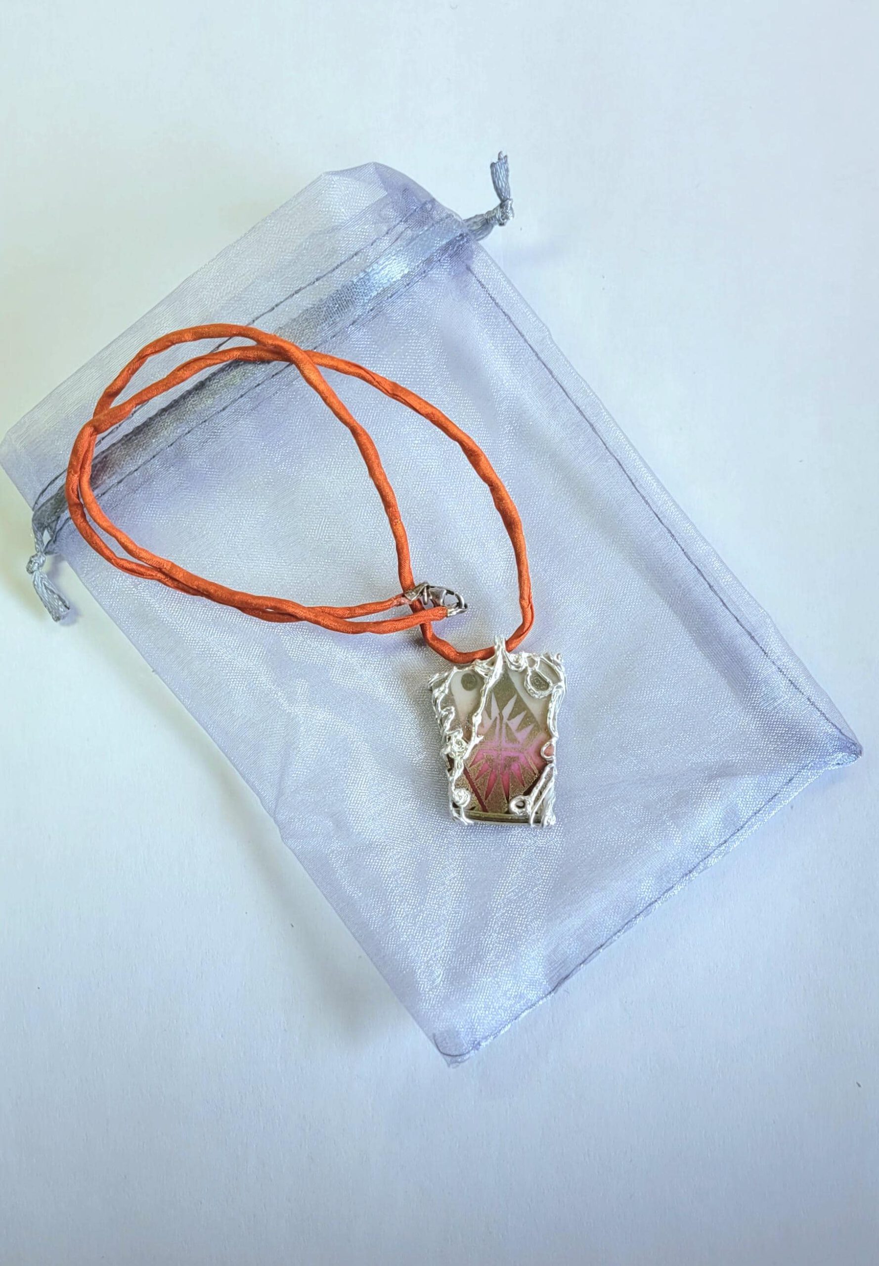 viereckige Porzellanscherbe in Silber gefasst - Image 5