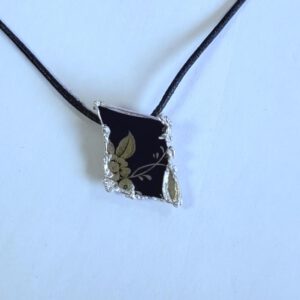 blaue Porzellanscherbe in Silber gefasst