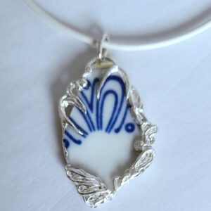 weiß-blaue Porzellanscherbe in Silber gefasst