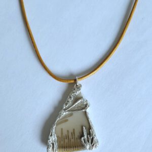 beige-goldene Porzellanscherbe in Silber gefasst