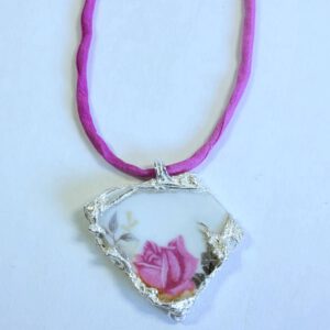 Porzellananhänger mit Rose in Silber gefasst