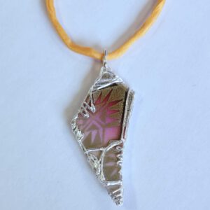 spitze Porzellanscherbe in Silber gefasst