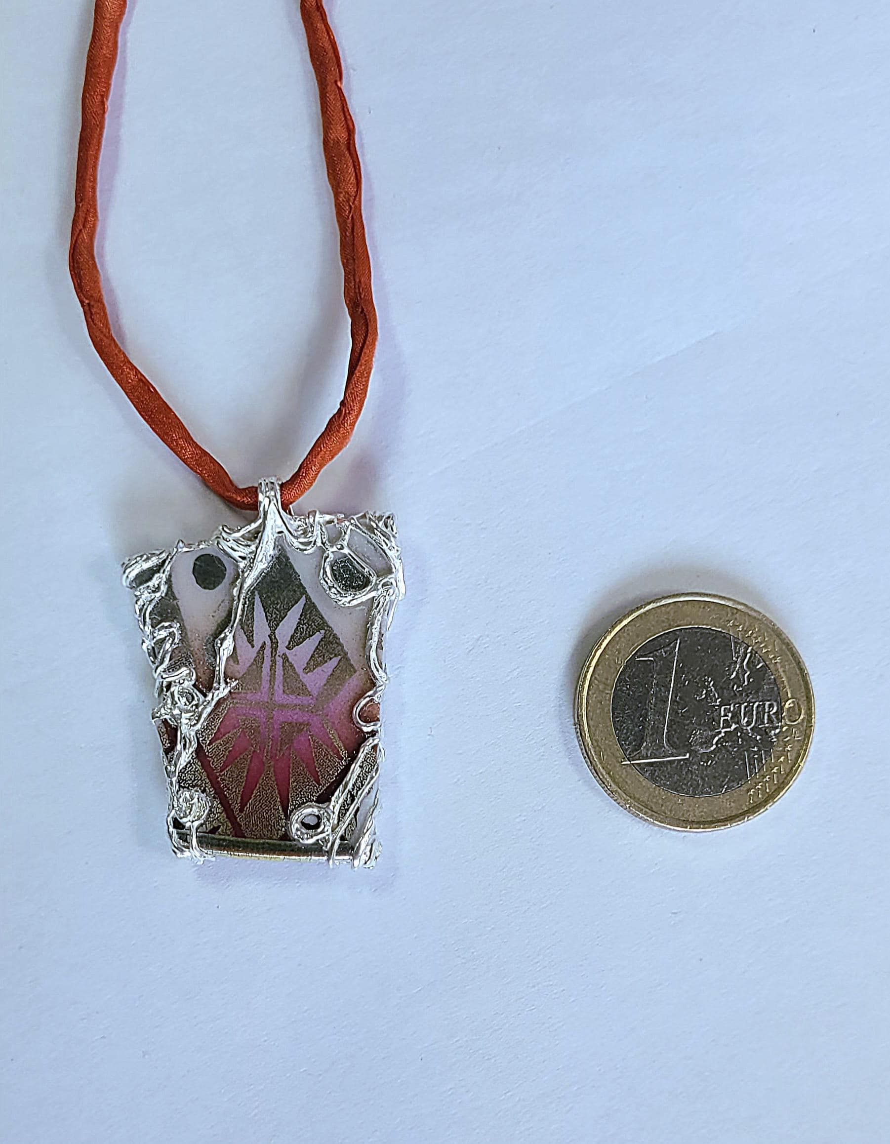 viereckige Porzellanscherbe in Silber gefasst - Image 3