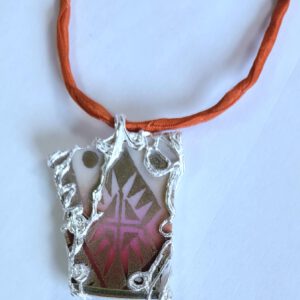 viereckige Porzellanscherbe in Silber gefasst