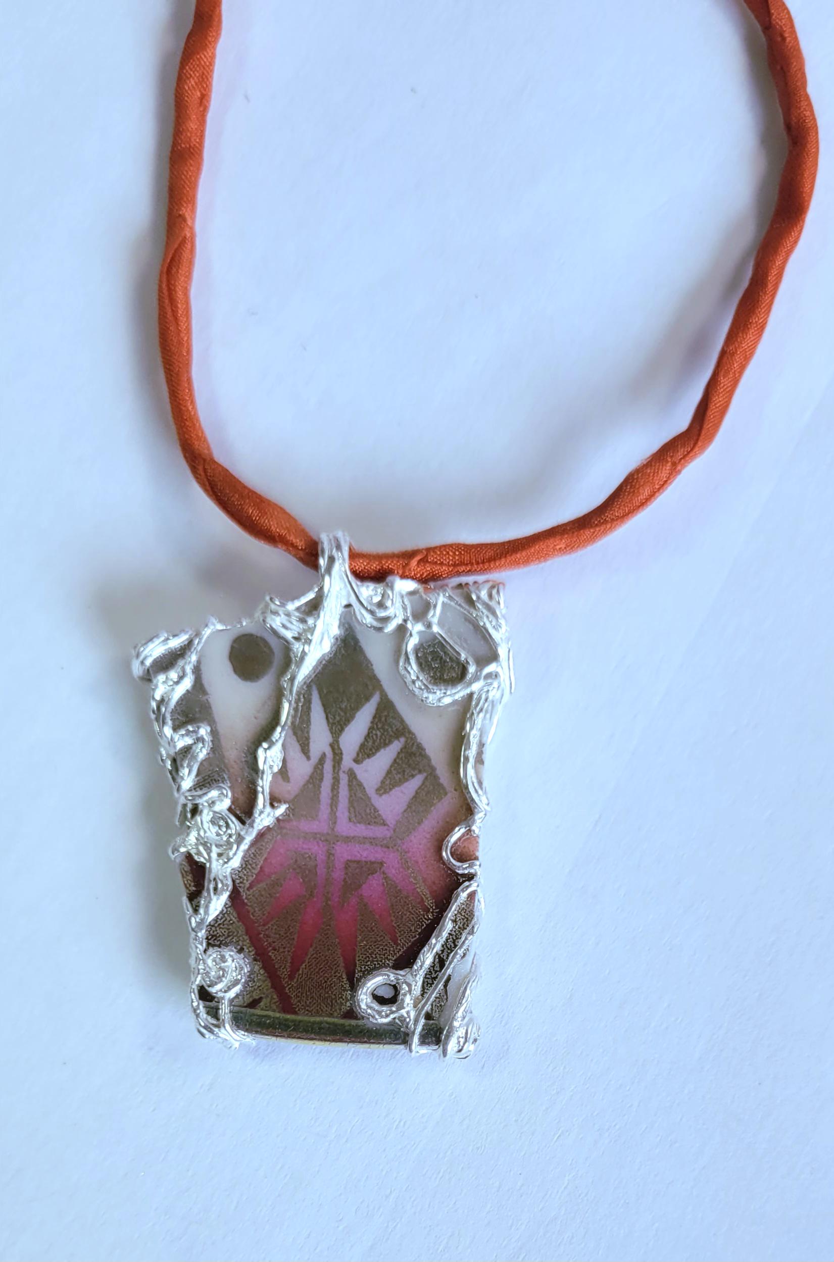 viereckige Porzellanscherbe in Silber gefasst