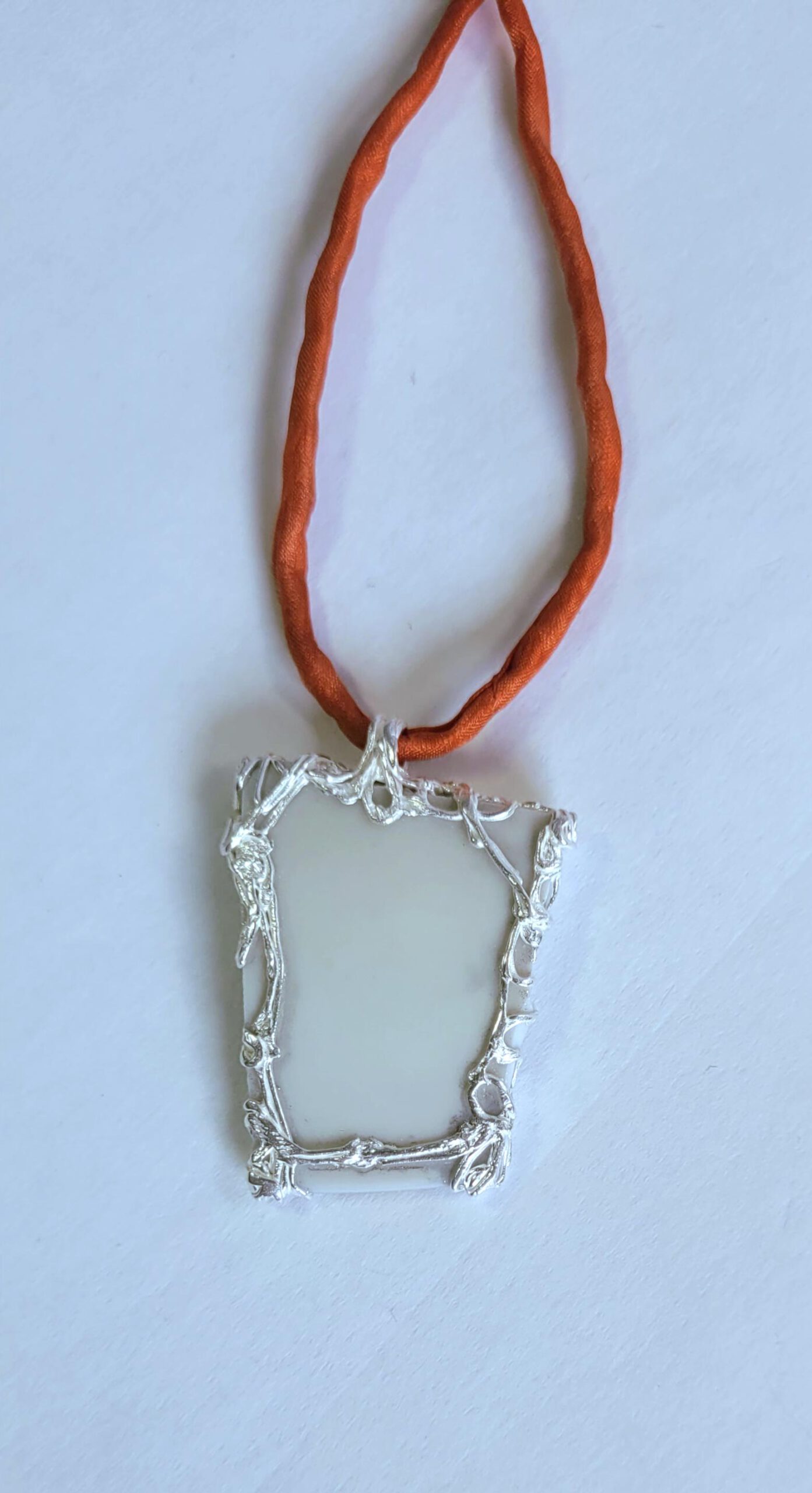 viereckige Porzellanscherbe in Silber gefasst - Image 4