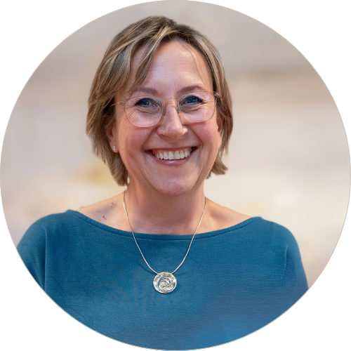 Gisela Backe, Coach, mit ihrem Logo-Anhänger aus Silber