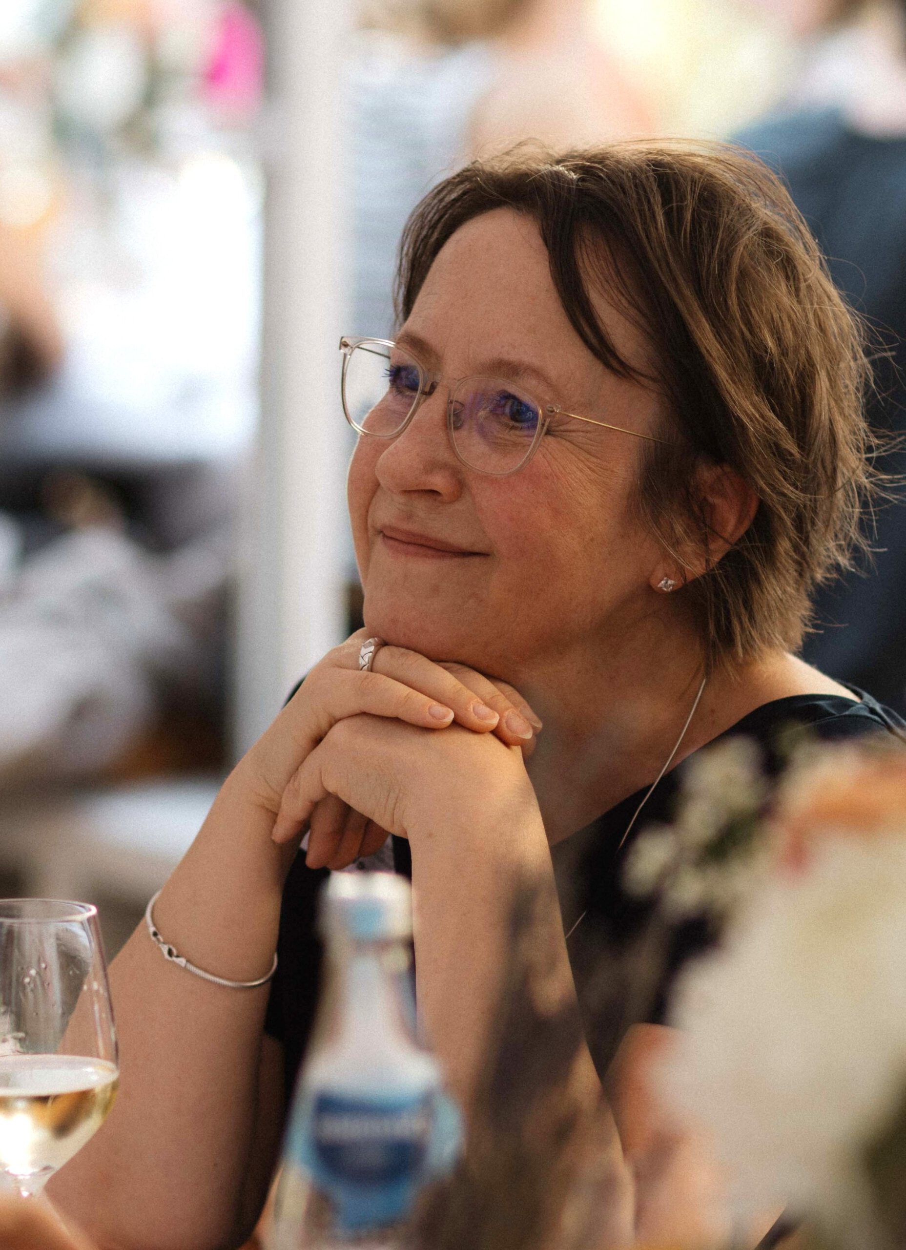 Gisela Backe hört bei einem Event aufmerksam zu
